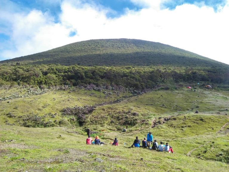Gunung Gede: Profil, Jalur Pendakian Dan Hal Menarik Disekitarnya