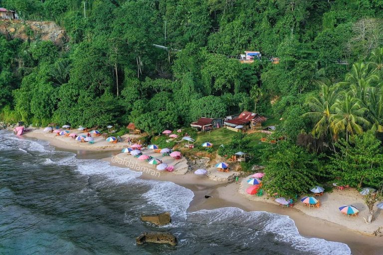 Wisata Pantai Air Manis Padang Yang Melegenda