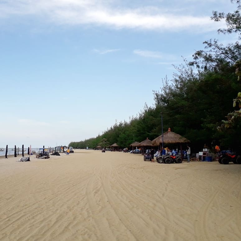 Pantai Pasir Putih Karang Jahe Rembang