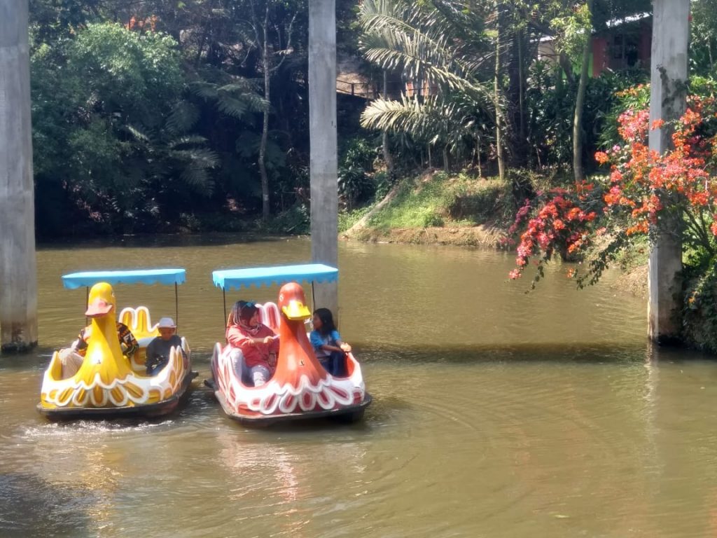 Danau dan Perahu Bebek Palalangon Park